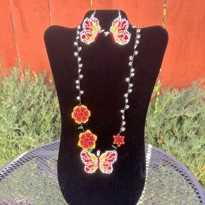 💕New Listing 💕Handmade Beaded Butterfly and Flower Necklace